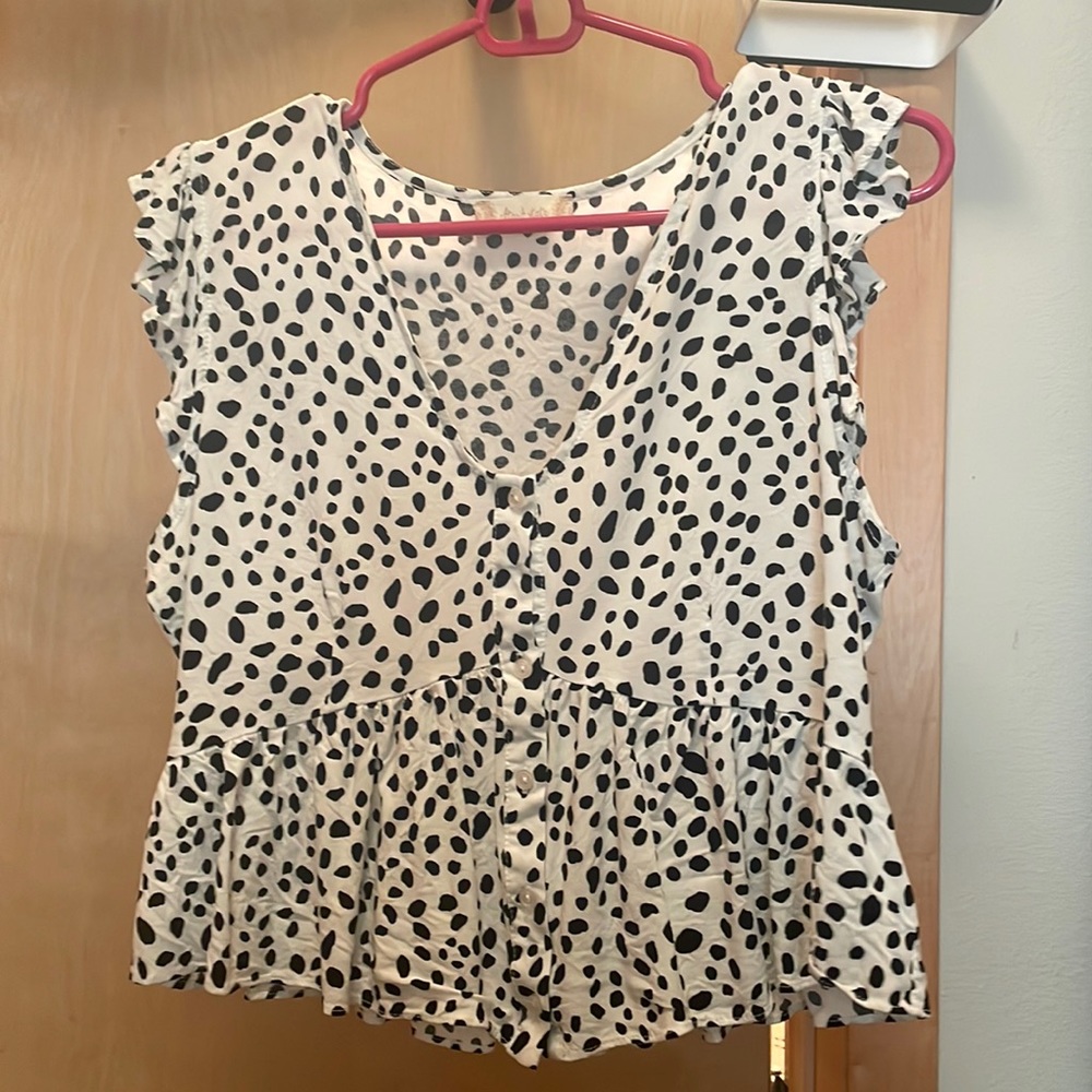White and black spotted blouse